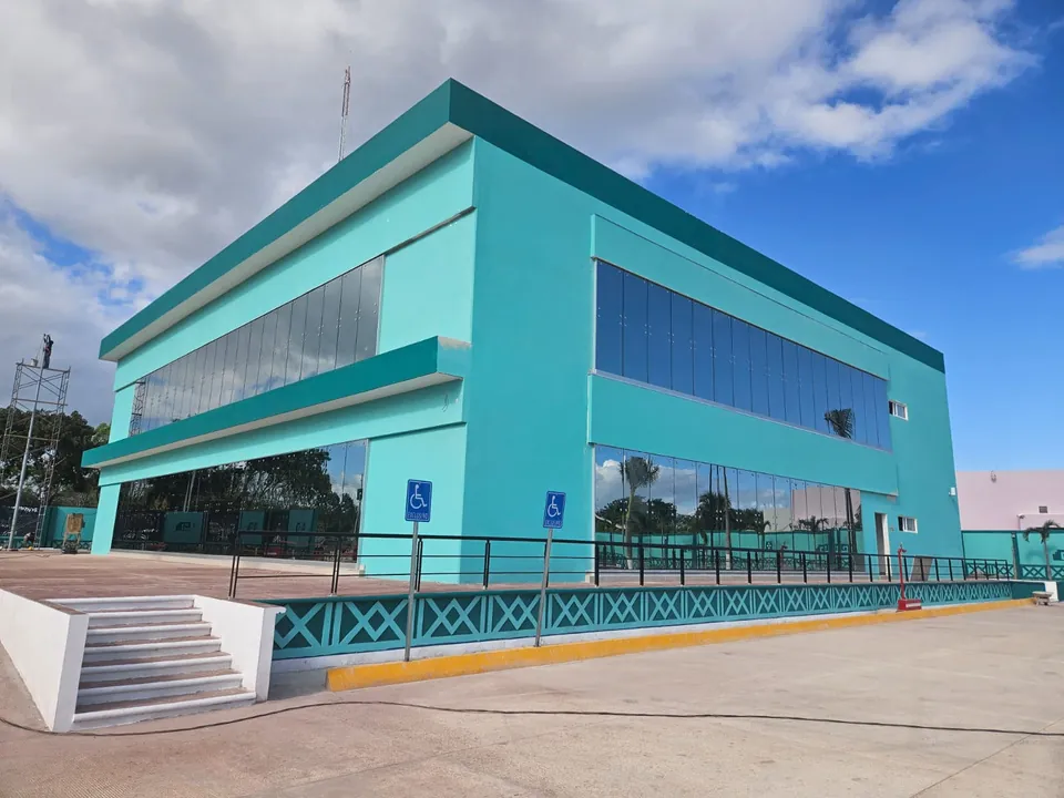 Sucursal del Banco del Bienestar con fachada de cristal