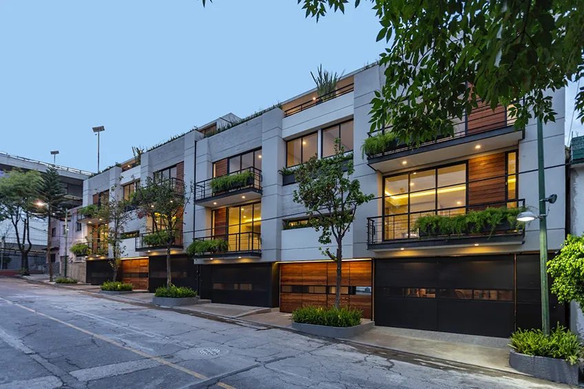 Casas con cancelería de aluminio negro y acentos de madera