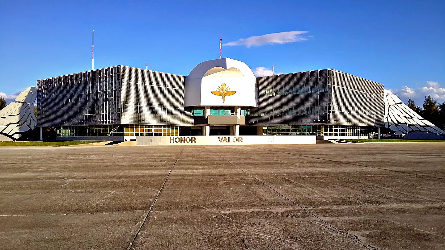 Edificio principal del Colegio del Aire con fachada de cancelería