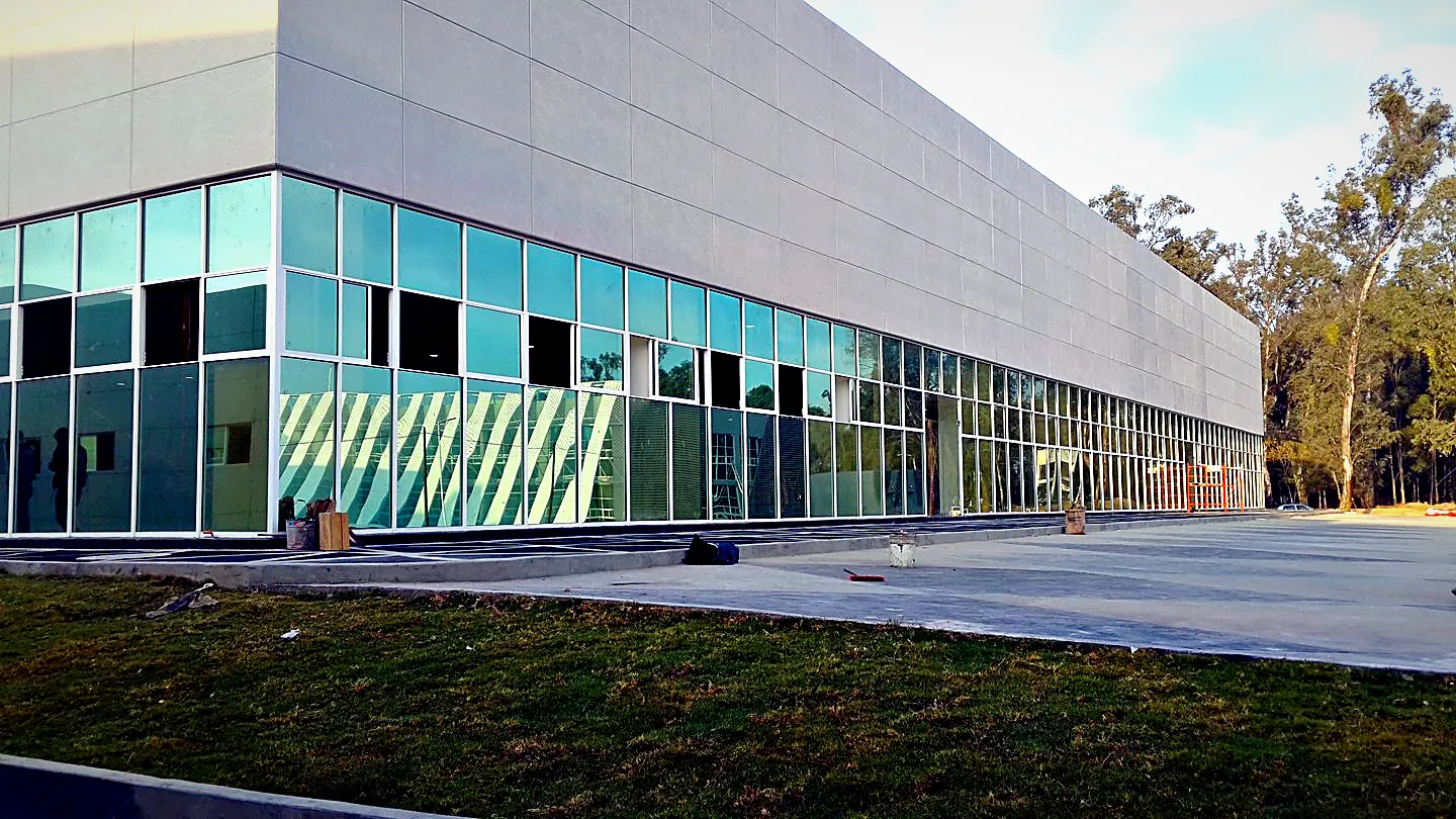 Fachada de cristal del Colegio del Aire