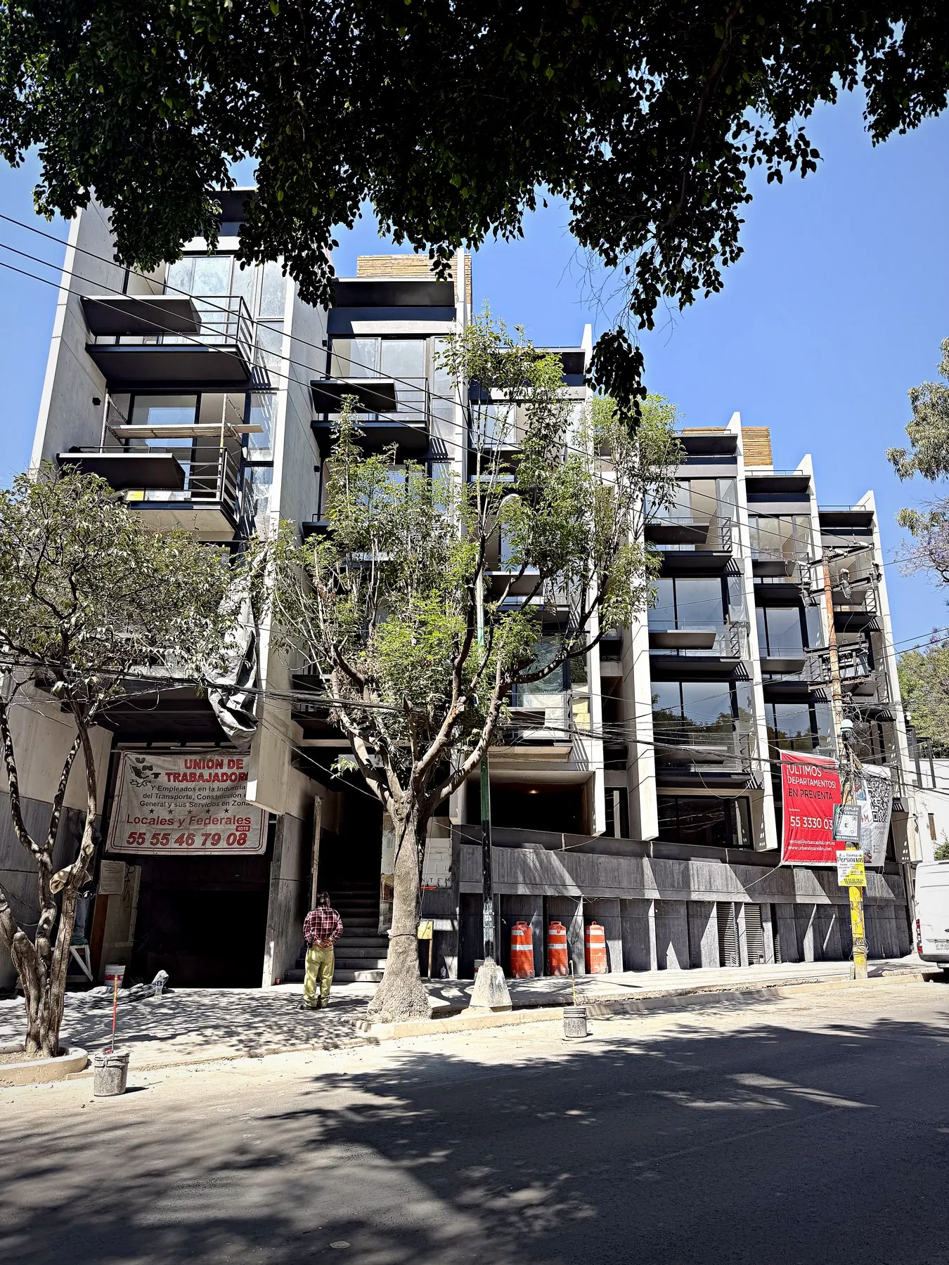Edificio residencial con cancelería de aluminio en todos los niveles
