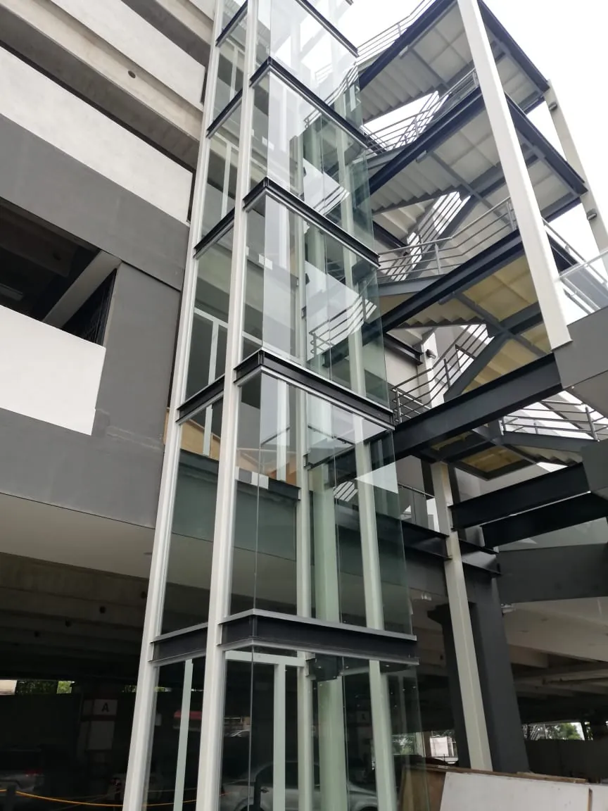 Cubo de elevador de cristal con estructura de acero