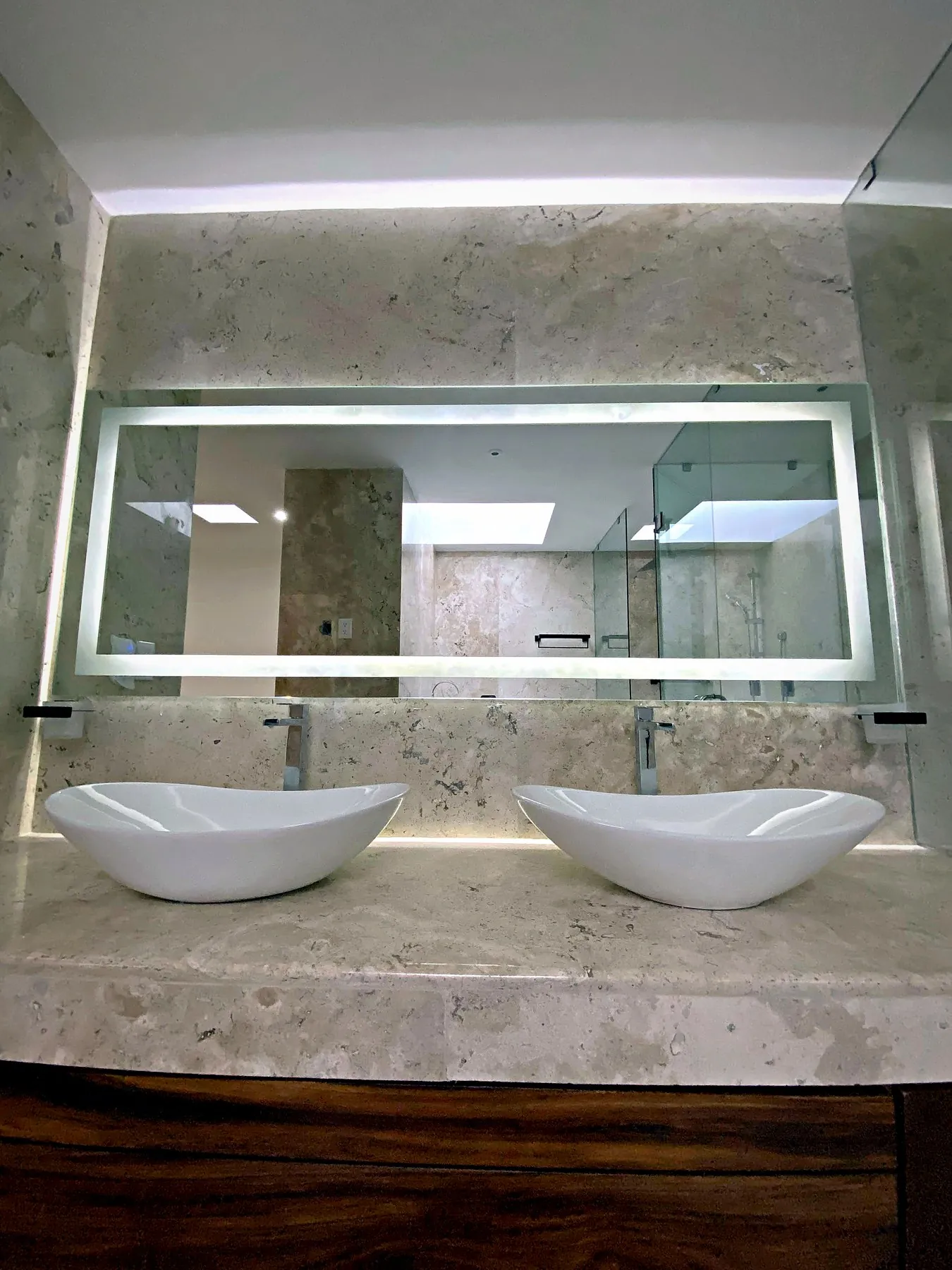 Espejo con luz LED sobre lavabo doble