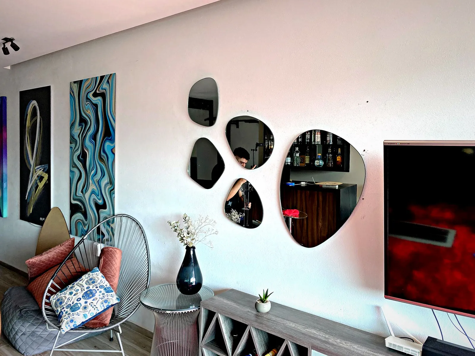 Espejos decorativos de formas orgánicas en sala