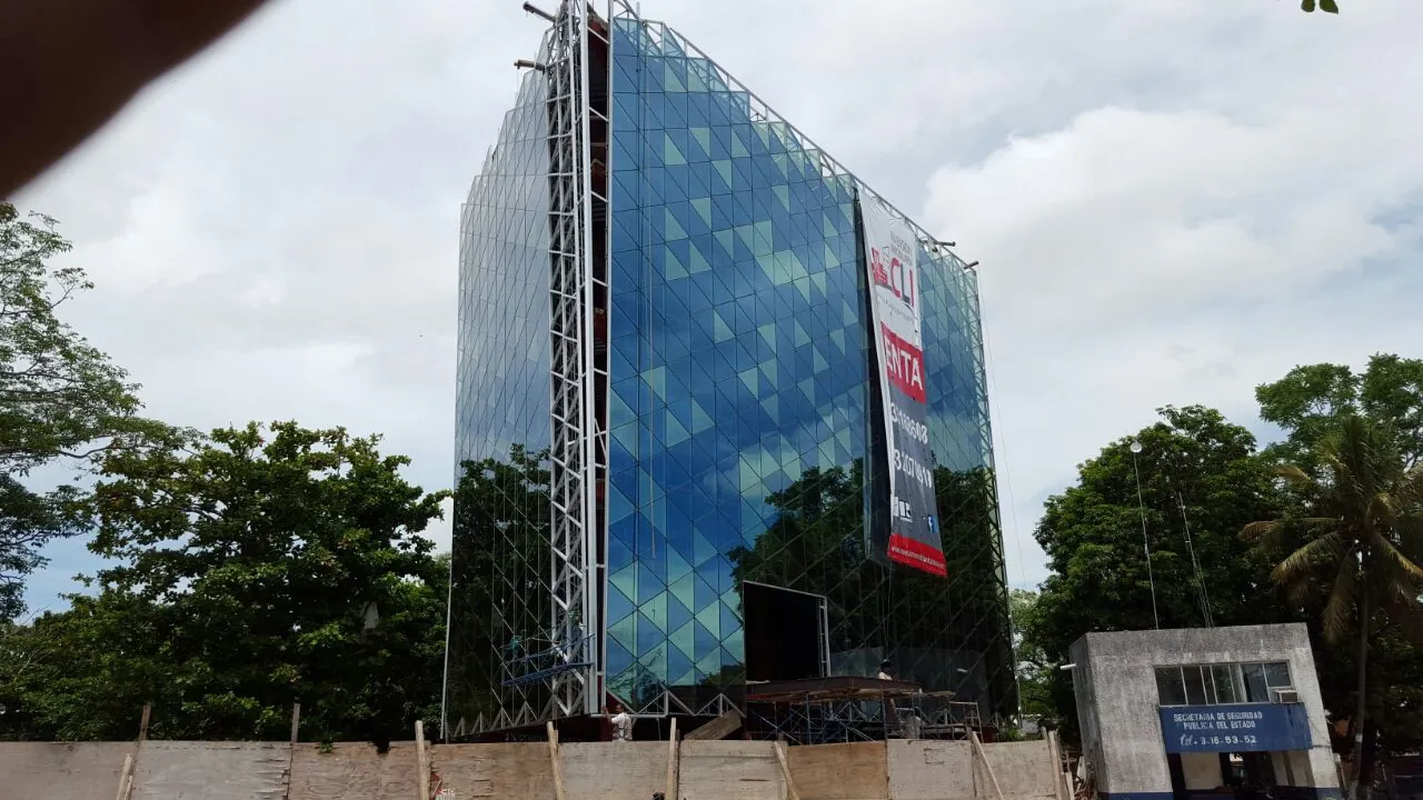 Edificio con fachada integral de vidrio impreso