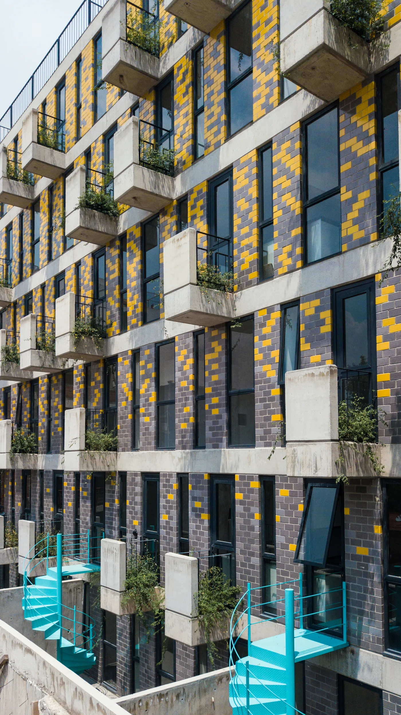 Edificio con celosías de colores sobre la fachada