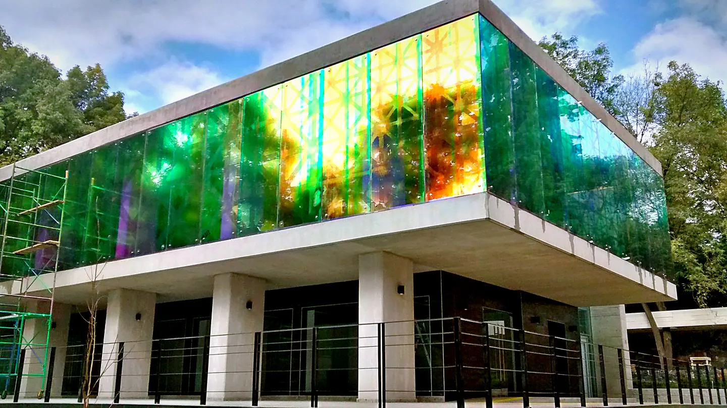 Fachada de vidrio con efecto dicroico en el Museo INDAABIN