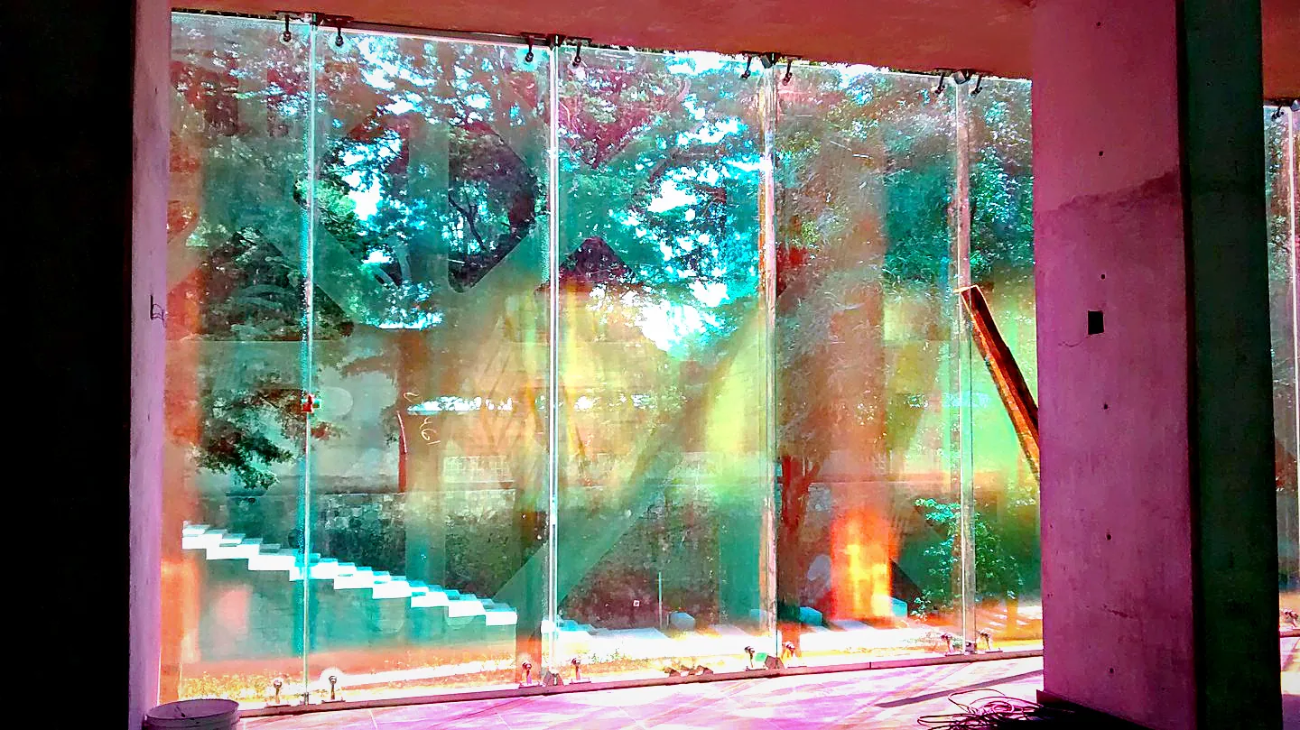Luz de colores del vidrio dicroico dentro de la sala del Museo INDAABIN