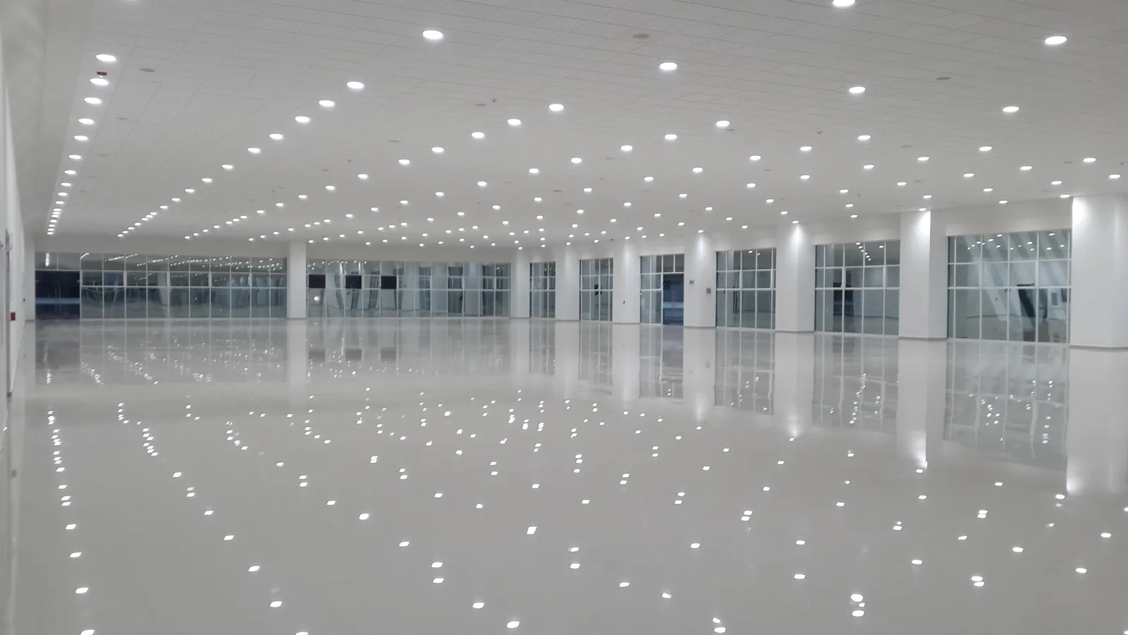 Salón de gran formato con muros de cancelería y cristal