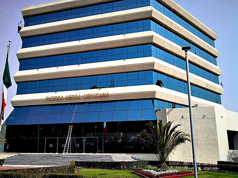 Edificio de oficinas con fachada de cristal azul