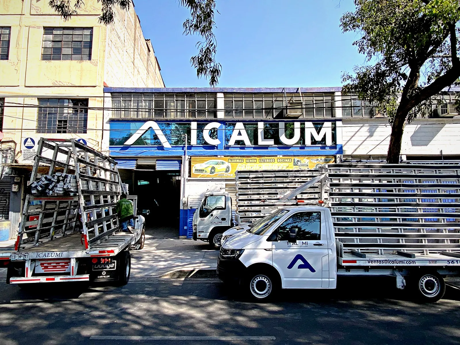Taller de Icalumi con camionetas cargadas de vidrio
